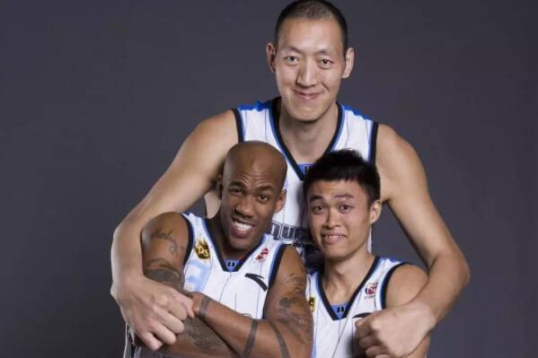 世界十大最高的篮球运动员(李明勋上榜，第一是中国篮球运动员)